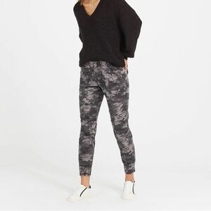 SPANX Stretch Twill Blackwash Camo Cargo Jogger Pants Size 2X